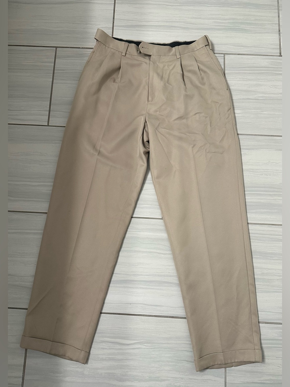 Roundtree & Yorke Pleated Chinos in Light Khaki
